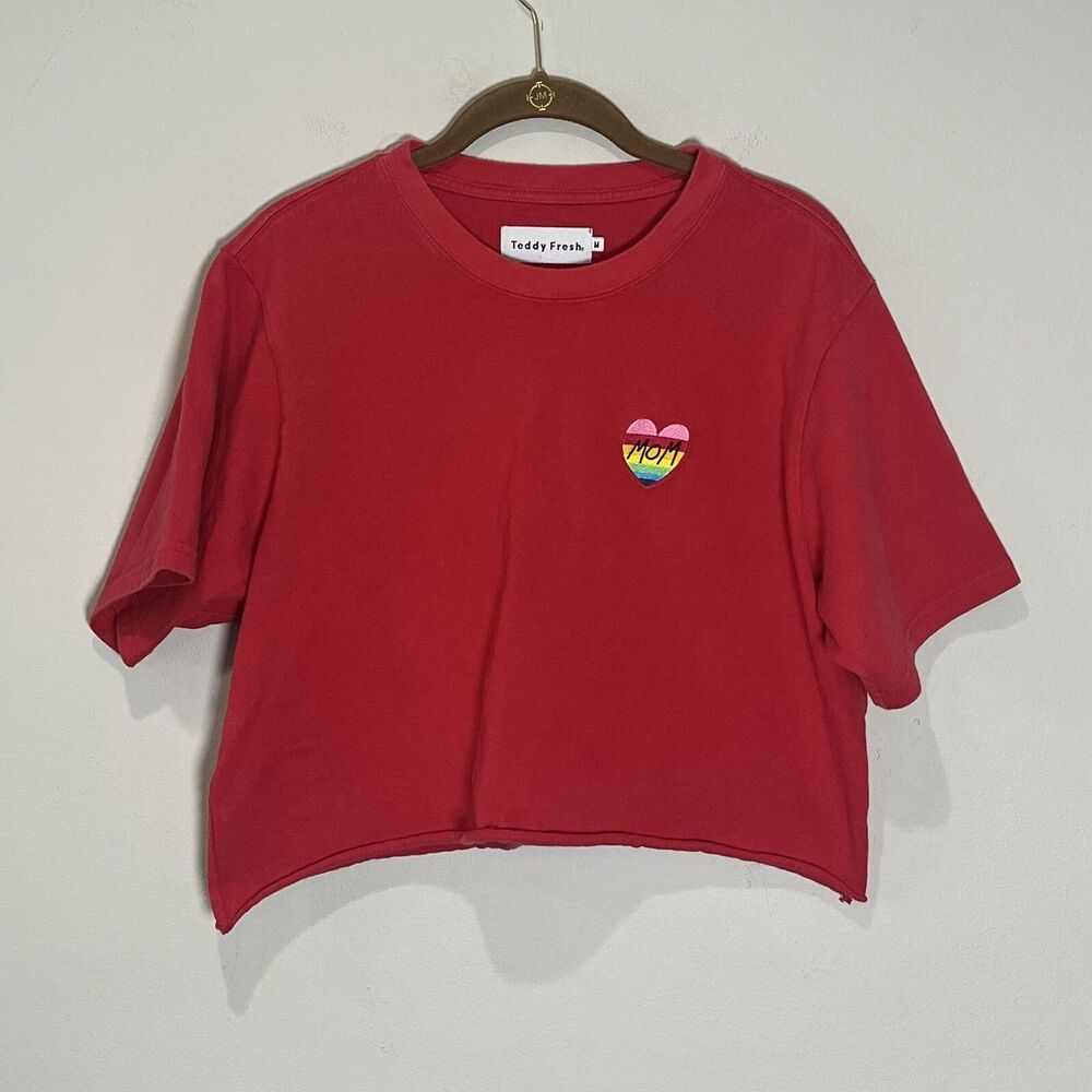 Teddy Fresh T-Shirt Women’s Medium Red Rainbow Heart Mom CrewNeck Cropped Tee